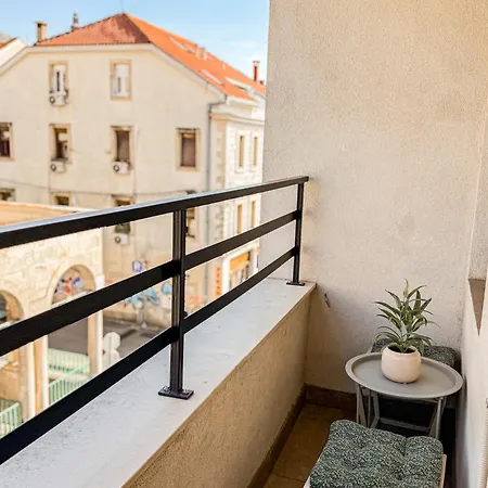 Urban Apartments- Free Private Parking Μόσταρ