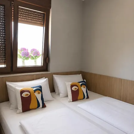 Urban Apartments- Free Private Parking Μόσταρ